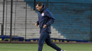 Em treino com apagão, Carille escala time com Marquinhos e Camacho Carille durante o treino do Corinthians