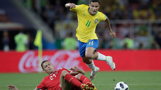 Enquanto falam do Neymar, quem assume o protagonismo é Philippe Coutinho Philippe Coutinho foge da marcação de Matic durante partida entre Brasil e Sérvia