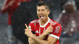 Com uso do árbitro de vídeo, Bayern vence Leverkusen na abertura da Bundesliga Lewandowski comemora gol contra o Leverkusen na abertura do Alemão
