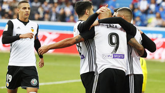 Quem segura? 'Super-Valencia' vence a 6ª seguida e fica a apenas um ponto da liderança do Espanhol Valencia Comemora Gol Alavés Campeonato Espanhol 28/10/2017