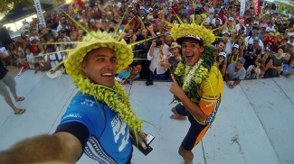 Kelly Slater com Gabriel Medina no pódio do Billabong Pro Tahiti.