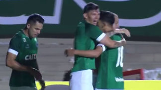 Carlos Eduardo faz golaço, Goiás vence o Naútico e se afasta da zona de rebaixamento Jogadores do Goiás abraçam Tiago Luís, no Serra Dourada