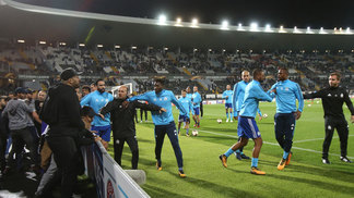 Evra agride torcedor e é expulso antes de partida na Liga Europa Evra se envolveu em confusão com a torcida