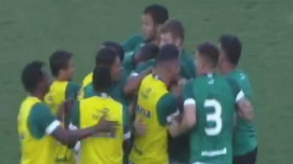 Goiás segura vitória contra o Paysandu e deixa a degola da Série B Jogadores do Goiás comemoram gol contra o Paysandu