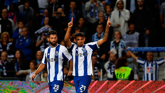 Porto deslancha no fim da partida, vence lanterna e lidera ao lado do Sporting com 100% O brasileiro Francisco Soares (dir.) festeja gol do Porto