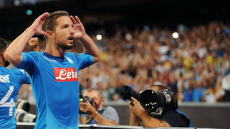 Ninguém para Mertens: belga faz gol, sofre pênalti e põe Napoli em vantagem contra Nice na Champions O belga Mertens foi mais uma vez o destaque do Napoli em campo