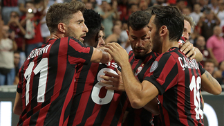 Milan sofre, mas ganha do Cagliari e segue 100% no Italiano; Napoli e Sampdoria também vencem Jogadores do Milan comemoram o gol marcado por Cutrone