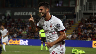 Com gol de novato e show argentino, Milan e Inter estreiam com vitória no Italiano Cutrone comemora primeiro gol no Italiano