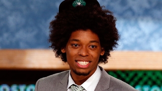 O - imperdível - guia 'pop' do Draft da NBA Lucas Bebê com o boné do Boston Celtics que quase não parou em sua cabeça