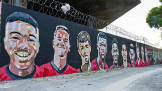 Isolada por torcida, diretoria do Flamengo terá que mudar postura asquerosa Muro próximo ao Maracanã é pintado em homenagem aos mortos em tragédia no Ninho