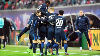 Leipzig é surpreendido e perde em casa mesmo com um jogador a mais desde os 7 do 1º tempo Hertha Berlin Comemora Gol RB Leipzig 17/12/2017
