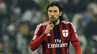 Campeão mundial com a Itália pede emprego no Linkedin: ‘Profissional sério’ Cristian Zaccardo, em ação pelo Milan