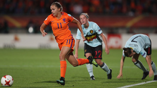 Holandesa eleita melhor da Europa se inspira em Ronaldinho: 'Tento imitá-lo, mas nem sempre dá certo' Lieke Martens foi contratada pelo Barcelona em julho