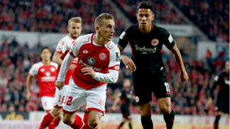 Frankfurt cede empate ao Mainz e perde chance de dormir na zona da Champions Mainz e Frankfurt duelaram pela abertura da rodada do Campeonato Alemão
