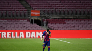 Vai doer, ainda mais sendo brigado e de graça, mas o Barcelona tem a chance de renascer sem Messi Messi lamenta durante jogo entre Barcelona e Atlético de Madrid, por LaLiga