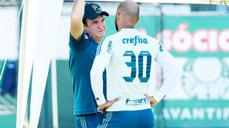 Felipe Melo vai ao campo da Academia e conversa com Cuca, mas trabalha à parte no Palmeiras Cuca Felipe Melo Treino Palmeiras 05/09/2017