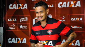 Carlos Eduardo é apresentado no Vitória e garante estar em boa condição física no clube Carlos Eduardo é apresentado no Vitória e garante estar em boa condição física no clube