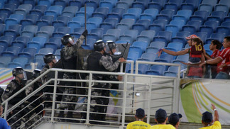 Após eliminação, torcida do América-RN entra em conflito com a polícia Polícia teve que entrar em ação