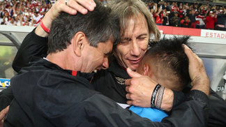De algoz a herói: Gareca se redime após classificação peruana para Copa Ricardo Gareca abraça Cueva após a classificação peruana à Copa do Mundo
