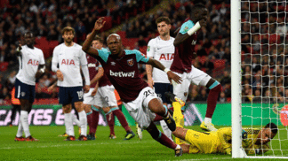 Tottenham abre 2 a 0, mas leva virada do West Ham e é eliminado da Copa da Liga Inglesa André Ayew comemora um dos dois gols que fez pelo West Ham contra o Tottenham