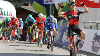 Na abertura da Volta da Espanha, australiano quebra marca e sobe ao pódio Rohan Dennis vibra com triunfo na abertura da Volta da Espanha