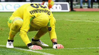 Após ser chamado de 'pedaço de m...' pela torcida, Donnarumma pode parar no PSG Donnarumma Lamenta Milan Lazio Campeonato Italiano 10/09/2017