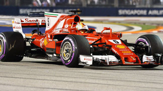 Vettel dá show, faz a pole em Cingapura e vê Hamilton largar apenas em quinto Sebastian Vettel durante o treino classificatório para o GP de Cingapura