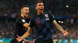 Muito além da técnica e da tática, os jogadores croatas venceram pelo seu país Mandzukic comemora gol da Croácia