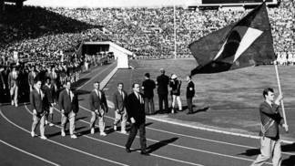 18º JOGOS OLÍMPICOS - 1964 - TOKIO/JAPÃO - INDICAÇÃO PARA PORTA BANDEIRA (1ª PARTE) Wlamir Marques com a bandeira na abertura dos Jogos