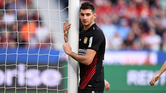 Brasileiro dá assistência, mas Leverkusen tropeça em casa Nicolas Alario, do Leverkusen, marcou mas não conseguiu levar sua equipe à vitória