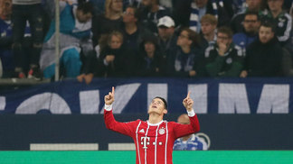 Com ajuda de árbitro de vídeo e show de James, Bayern bate Schalke e dorme na liderança James Rodríguez teve excelente atuação na Veltins Arena