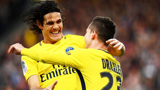 Sem Neymar? Sem problemas! Cavani, Mbappé e Daniel Alves fazem a festa, e PSG goleia outra vez Cavani Draxler Comemoram Gol PSG Angers Ligue 1 04/11/2017