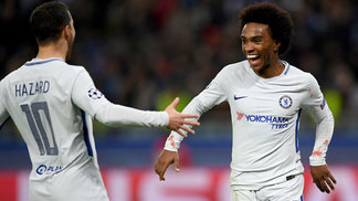 Com polêmicas, volta de David Luiz e Willian decisivo, Chelsea vence no Azerbaijão e se garante nas oitavas Hazard e Willian comemoram um dos gols do Chelsea sobre o Qarabag