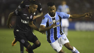 Jogador do Lanús de apenas 24 anos pensa na aposentadoria após derrota na final O primeiro gol do Grêmio surgiu após falha de José Gómez