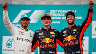 Verstappen supera Hamilton e vence na Malásia; Vettel minimiza prejuízo Lewis Hamilton, Max Verstappen e Daniel Ricciardo no pódio do último GP da Malásia