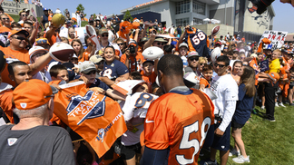 Astros como Von Miller atendem fãs na beira do campo Astros como Von Miller atendem fãs na beira do campo