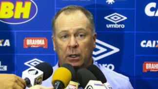 Cruzeiro se anima após reunião e definirá renovação do contrato de Mano na quinta-feira Mano Menezes não dirigiu o Cruzeiro à beira do gramado nessa quarta