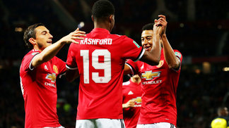 Atual campeão, Manchester United estreia com goleada na Copa da Liga; City avança Rashford Comemora Gol Manchester United Burton Copa da Liga 20/09/2017