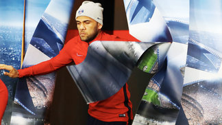 Daniel Alves revela que quase fechou com outros três gigantes europeus antes de ir para o Barcelona Daniel Alves PSG Anderlecht Champions 31/10/2017