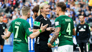 Hertha e Werder empatam em primeiro jogo com árbitra no Campeonato Alemão Bibiana Steinhaus durante o jogo entre Hertha Berlin e Werder Bremen