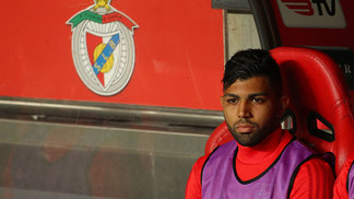 Após Jucilei, São Paulo corre para anunciar mais quatro reforços O atacante Gabigol no banco de reservas do Benfica