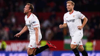 Com Ganso de novo reserva, Sevilla bate o La Coruña e segue caça à Champions Krohn-Dehli Comemora Gol Sevilla Deportivo La Coruña