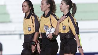 Não é Não: Arbitragem Feminina Ana Paula, Silvia Regina e Aline Lambert em ação em jogo do Campeonato Brasileiro, em 2003