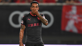 Com intoxicação alimentar, jogadores do Arsenal passam mal em campo Walcott participou do empate entre Arsenal e Bayern de Munique