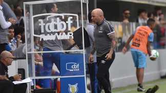 Argentinos lideram entre técnicos estrangeiros no mundo; Série B brasileira é a mais instável Sampaoli perto da cabine do VAR na vitória do Santos sobre o Avaí na Vila Belmiro