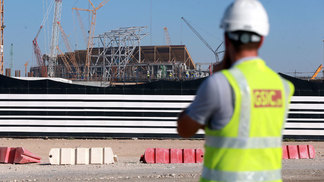 Entidade humanitária acusa Fifa de conivência com abusos nas obras do Catar para Copa 2022 Trabalhador observa as obras do estádio Al Bayt, palco da Copa do Mundo de 2022