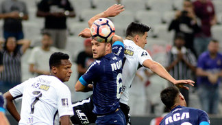 Corinthians cai de rendimento no segundo tempo e leva empate do Racing em Itaquera Balbuena e Jô disputam bola pelo alto durante duelo Corinthians e Racing-ARG