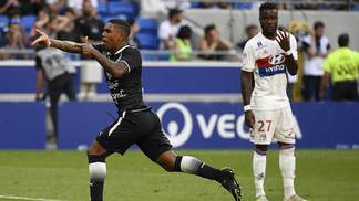 Lyon marca do meio-campo, mas ex-Corinthians faz pintura nos acréscimos e empata jogaço na França Malcom comemora gol de empate do Bordeaux contra o Lyon