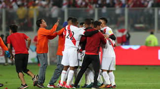 Restam 9 vagas! Veja quais seleções ainda brigam por um lugar na Copa de 2018 Jogadores do Peru comemoram classificação para a repescagem da Copa