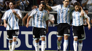Riquelme, Tevez, Aguero e mais dezenas: culpar companheiros por fracassos de Messi na seleção é ofensa ao futebol argentino Messi, Tevez, Riquelme e Aimar em jogo de 2007